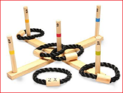 een houten ringwerpspel met puntenverdeling en 5 touwringen