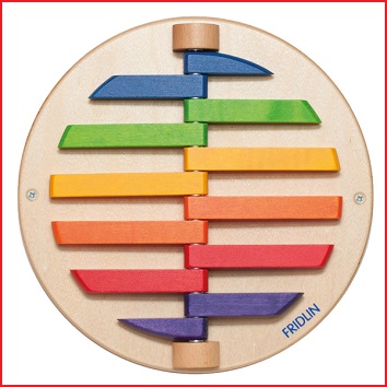 12 houten elementen in de regenboogkleuren kunnen naar links of naar rechts geklapt worden