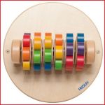 een houten wandspel waarbij kinderen al spelend kleuren leren herkennen