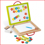 een compacte en praktische schoolbord-speelkoffer voor kinderen vanaf 3 jaar