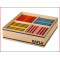 een bewaardoos gevuld met 100 Kapla plankjes in 8 verschillende kleuren